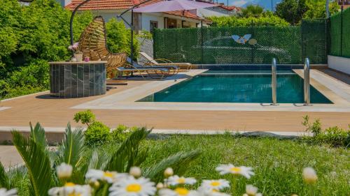 Bazén v ubytování Private Pool Villa near the Sea for 6 People in Muğla, Fethiye - AWZ 218 nebo v jeho okolí