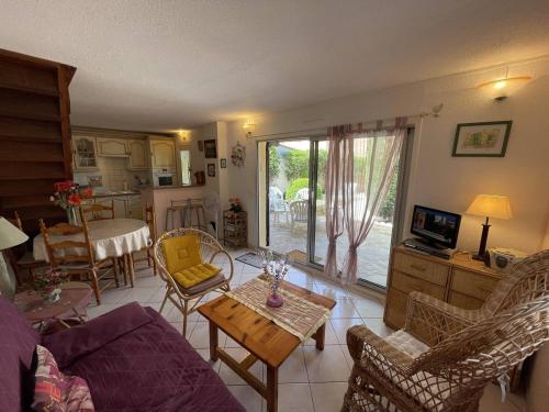 Zdjęcie z galerii obiektu Pavillon T3, Piscine, Cours Privée, Proche Plage et Commerces, Animaux Admis, Parking Sécurisé - FR-1-106-53 w mieście Saint-Cyprien