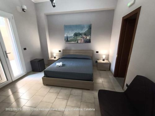 1 dormitorio con 1 cama y una pintura en la pared en nonna rosa en Reggio Calabria