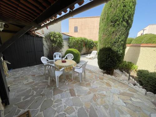 Zdjęcie z galerii obiektu Pavillon T3, Piscine, Cours Privée, Proche Plage et Commerces, Animaux Admis, Parking Sécurisé - FR-1-106-53 w mieście Saint-Cyprien