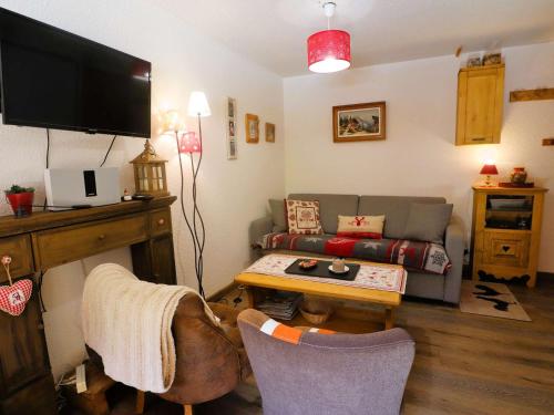 un salon avec un canapé et une télévision dans l'établissement Studio cosy avec mezzanine, 27m², 2/3 pers, Équipé, Wifi, Balcon, Proche ski et commerces - FR-1-342-293, à Beaufort