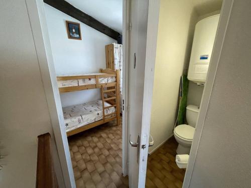 uma casa de banho com WC e um quarto com porta em Villa Saint-Cyprien, 3 pièces, 6 personnes - FR-1-106-53 em Saint-Cyprien