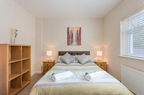 una camera con un letto con due cuscini sopra di Silver Sea a Galway