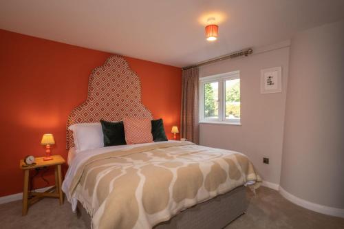 Llit o llits en una habitació de Contemporary Home with Parking by LetMeStay