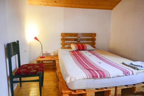 een slaapkamer met een bed en een bureau met een lamp bij Jovanov Residence - Remote & Accessible in Dolna Matka