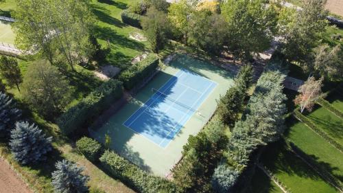 an overhead view of a swimming pool in a garden at Val de Llous II 39 in Sainte-Léocadie