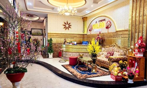 una sala de estar llena de flores y muebles en Milan Corner Hotel, en Vung Tau