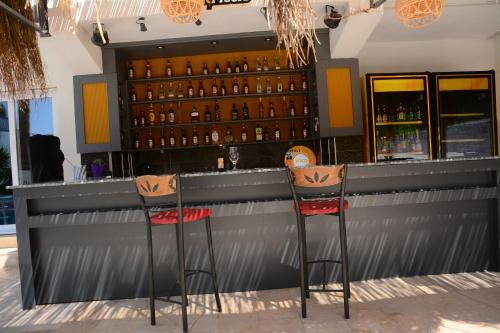 eine Bar mit zwei Stühlen davor in der Unterkunft Marla Didim Otel in Didim