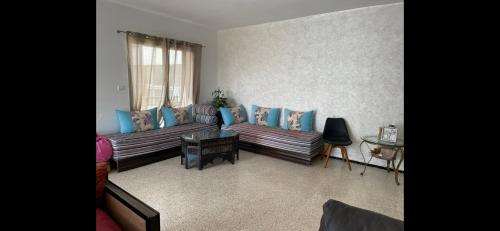 - un salon avec deux canapés et une table dans l'établissement Appartement RIM, à Casablanca