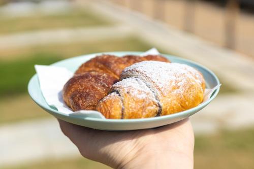 卡尔德杜Agriturismo Sa Jana Holidays - Adults Only的持有三份糕点盘的人