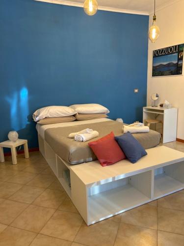 - une chambre avec un lit et 2 oreillers dans l'établissement Amarcord, à Pouzzoles