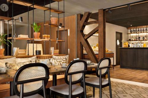 Fontinha Porto, Trademark Collection by Wyndham في بورتو: غرفة طعام مع طاولة وكراسي