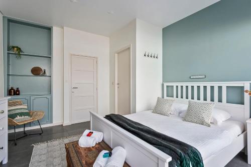 um quarto com uma cama branca e toalhas em Charming getaway in the historical city center em Bruges