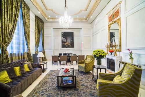 - un salon avec des canapés et une salle à manger dans l'établissement Hotel Casa Gangotena, à Quito