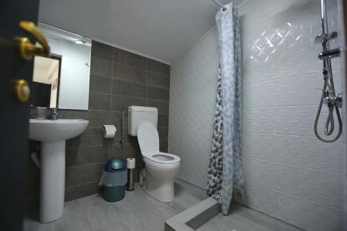 Bilik mandi di Casa Izabela