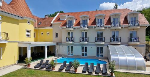 una vista exterior de un edificio con piscina en Villa Park Panzió, en Szilvásvárad