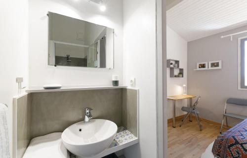 y baño con lavabo y espejo. en Gîte du petit Val du Gers en Savignac-Mona