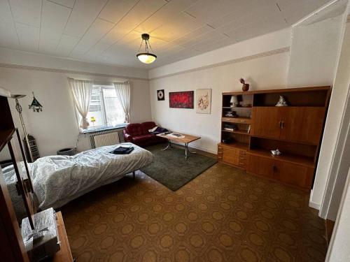 a bedroom with a bed and a desk in it at Hedsjövägen 23 med 350m sandstrand 