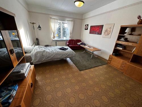 een slaapkamer met een bed en een bureau. bij Hedsjövägen 23 med 350m sandstrand 