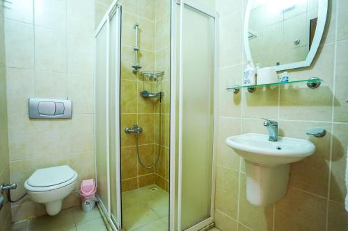 ein Bad mit einer Dusche, einem WC und einem Waschbecken in der Unterkunft Four Seasons Apart Hotel in Dalyan