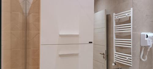 a bathroom with a shower and a phone on the wall at Logement Chic, résidence azaléa - Alger in Draria