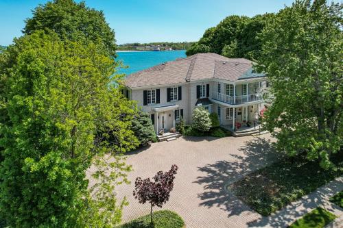 una vista aérea de una gran casa blanca con árboles en Somerset - A Private Retreat, en Niagara on the Lake