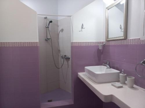 y baño con lavabo y ducha. en Solid Residence, en Triovasálos