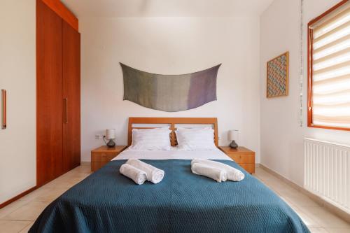 una camera da letto con un letto e due asciugamani di Large Home near Potamos Beach a Epanomi