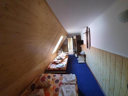 Cama ou camas em um quarto em Pensiunea Brandusa