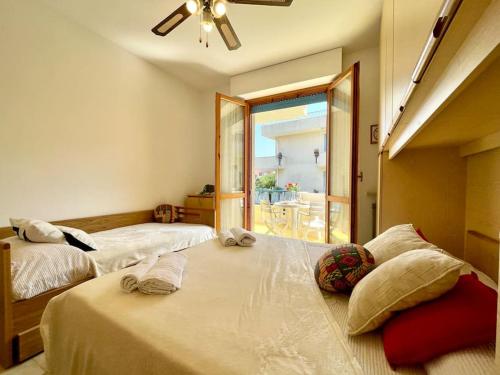 1 dormitorio con 2 camas y ventana en 2 locali a 600 mt dal Mare - Free Parking, en Ceriale