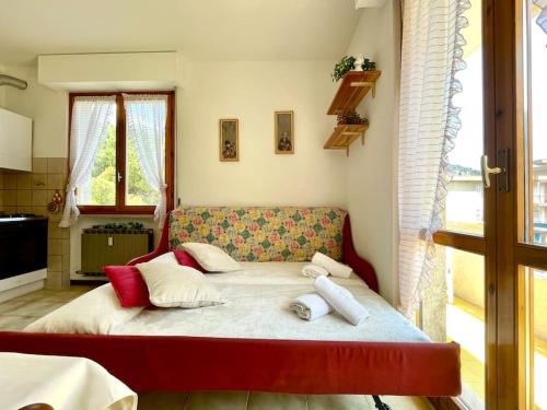 Un dormitorio con una cama grande con almohadas. en 2 locali a 600 mt dal Mare - Free Parking, en Ceriale