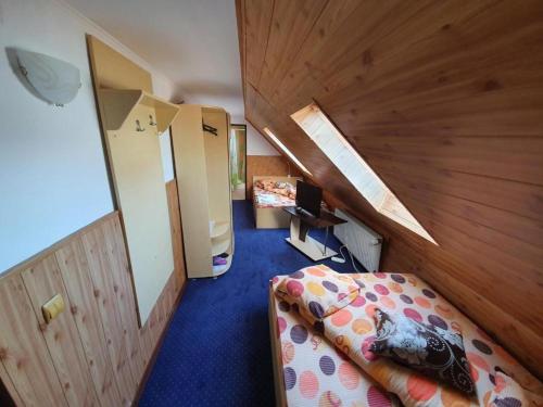 Ένα ή περισσότερα κρεβάτια σε δωμάτιο στο Pensiunea Brandusa