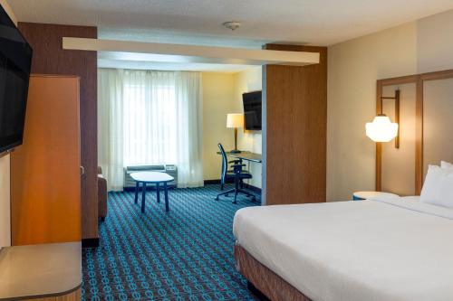 Fairfield Inn & Suites by Marriott Edmond tesisinde bir odada yatak veya yataklar