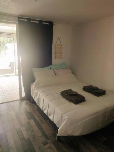 une chambre avec un lit avec deux serviettes dessus dans l'établissement Bord de mer : studio avec salon d'été à Sausset, à Sausset-les-Pins