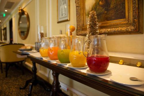 Eine Reihe von Glasvasen, gefüllt mit verschiedenen Saftsorten. in der Unterkunft Park Tower, A Luxury Collection Hotel, Buenos Aires in Buenos Aires