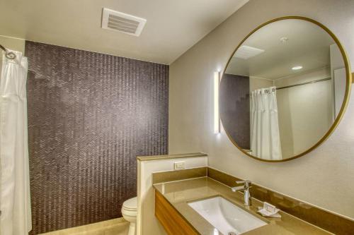y baño con lavabo y espejo. en Fairfield Inn & Suites by Marriott Appleton, en Appleton
