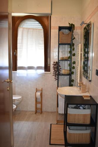 bagno con lavandino e servizi igienici di Appartamento Centro dei Venti a Montesilvano