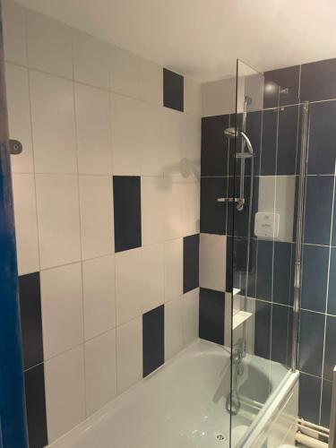 a bathroom with a shower with a glass door at Studio meublé in Arles