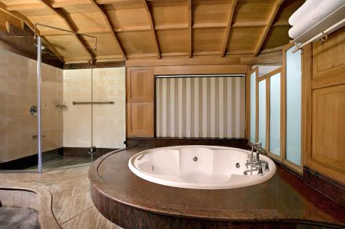 uma grande casa de banho com banheira e chuveiro em Le Meridien Kochi em Cochin