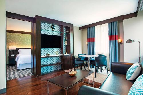 een hotelkamer met een bed en een woonkamer bij Four Points by Sheraton New York Downtown in New York