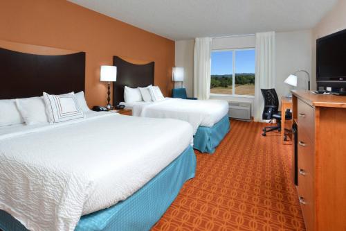 een hotelkamer met 2 bedden en een televisie bij Fairfield Inn & Suites Wytheville in Wytheville