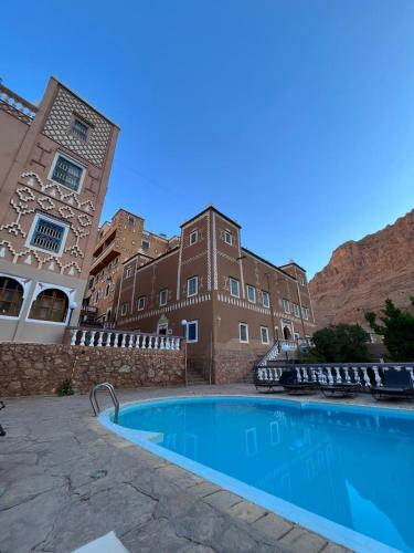 a swimming pool in front of a building at Hotel taborihte in Tinerhir