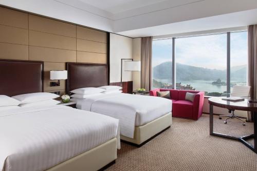 um quarto de hotel com duas camas e uma janela em Shunde Marriott Hotel em Shunde