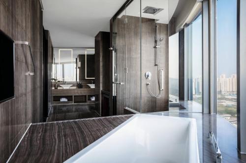 Shunde Marriott Hotel tesisinde bir banyo