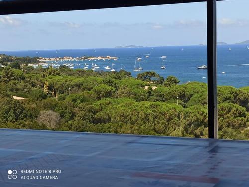 une vue sur l'océan depuis une pièce avec une fenêtre dans l'établissement La Civita Piétrosella, à Pietrosella