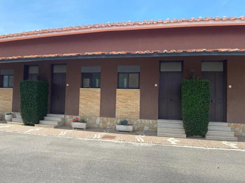a building with plants on the side of it at American Motel in Cisterna di Latina