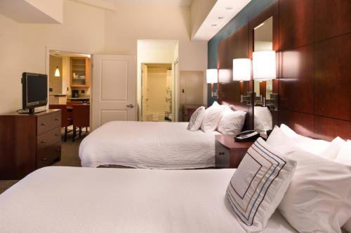 Habitación de hotel con 2 camas y TV en Residence Inn Gainesville I-75, en Gainesville