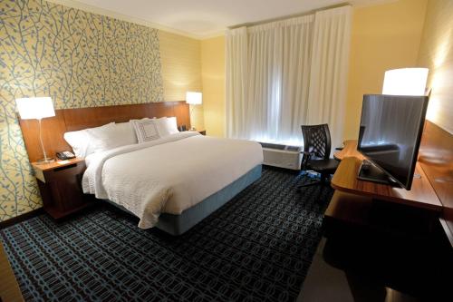 Habitación de hotel con cama, escritorio y TV. en Fairfield Inn & Suites by Marriott Bowling Green, en Bowling Green