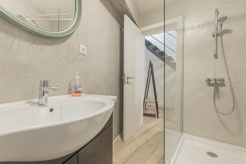 エリセイラにあるCasas Bernardesのバスルーム(洗面台、ガラス張りのシャワー付)