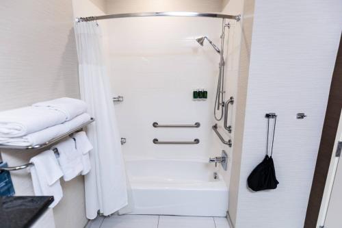 uma casa de banho com um chuveiro e toalhas brancas em Fairfield Inn & Suites by Marriott Bowling Green em Bowling Green
